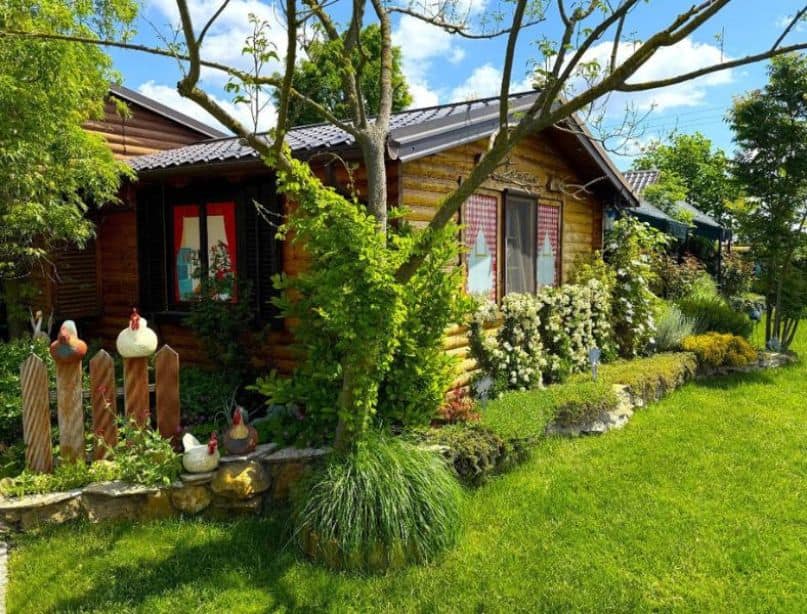 Zelenilo i uređeno žbunje ispred recepcije na Camping Sosul kod Sombora, Srbija
