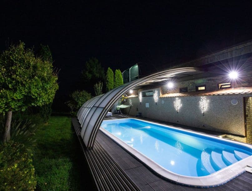 Osvetljeni bazen sa slanom vodom na Camping Sosul, delimično pokriven, noću