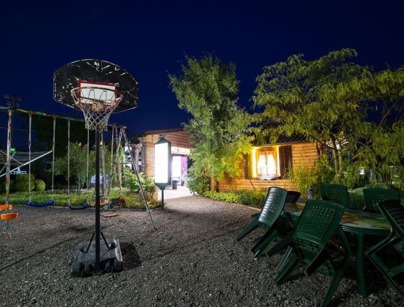 Igralište i zajednički prostor osvetljeni noću, Camping Sosul na raskršću Srbije, Mađarske i Hrvatske